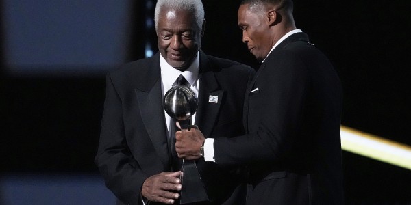 奥斯卡-罗伯特森NBA生涯首秀即三双 历史唯一