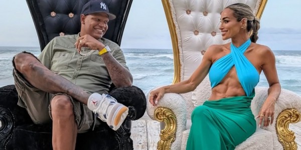 九游娱乐-无眉大侠维拉纽瓦晒与二婚妻子合照 后者身材健美&amp;amp;腹肌明显