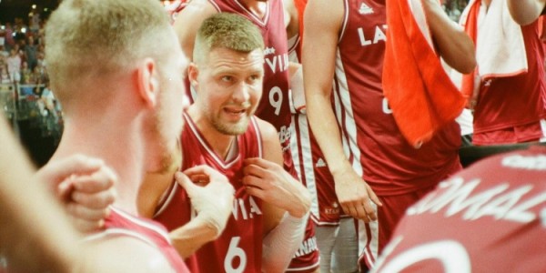 暂时1胜2负！波尔津吉斯晒照：国家队的夏天！