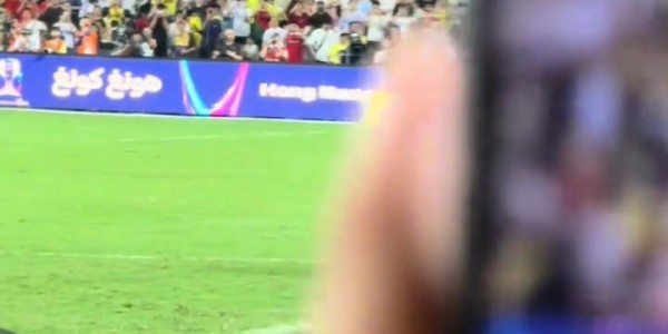 九游娱乐入口-C罗替补离场后球迷闯入求合影遭安保劝离