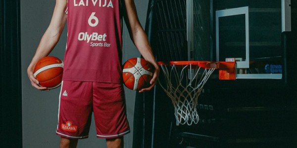 暂时1胜2负！波尔津吉斯晒照：国家队的夏天！